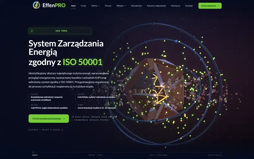 Pierwszy ekran strony EffenPRO: na ciemnym tle tytuł o systemie zarządzania energią, obok świecąca bryła rdzenia otoczona zielonymi punktami i orbitami.