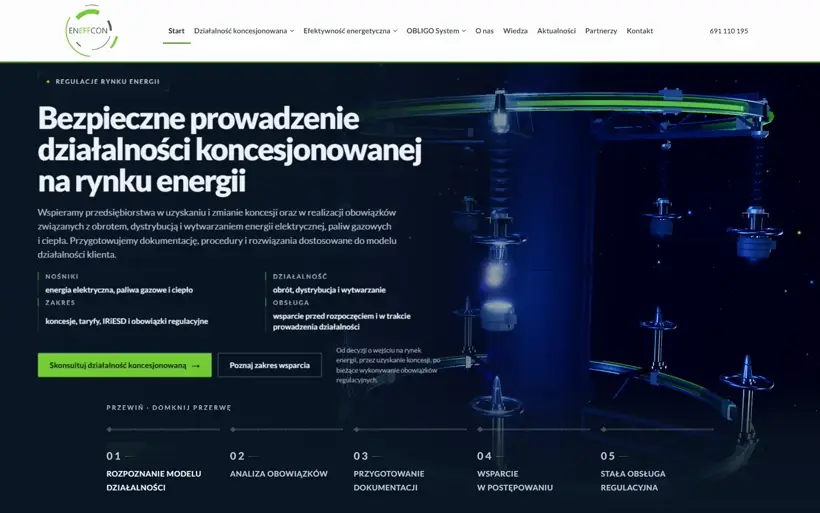 Pierwszy ekran strony ENEFFCON: granatowy kadr z tytułem o działalności koncesjonowanej, po prawej stalowa rozdzielnia z izolatorami i świecącą szyną.
